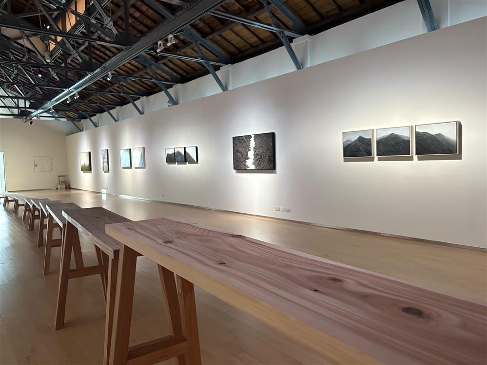 7.《傾聽樹木的聲音-菅野麻依子｜楊奕軒 雙個展》菅野麻依子「長板凳」作品1